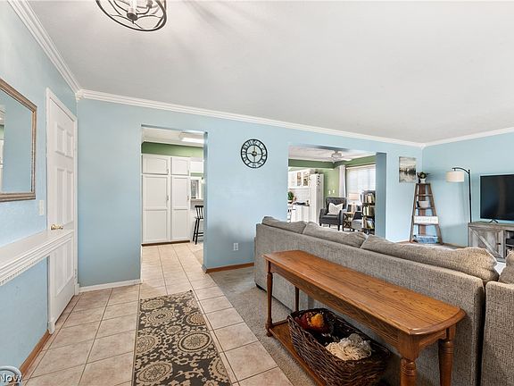4th image of 3215 Helen Dr