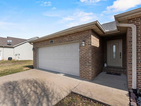 3rd image of 127 Glen Dr