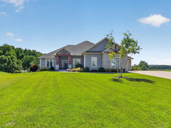 1852 Hunters TRAIL, West Bend, WI 53090