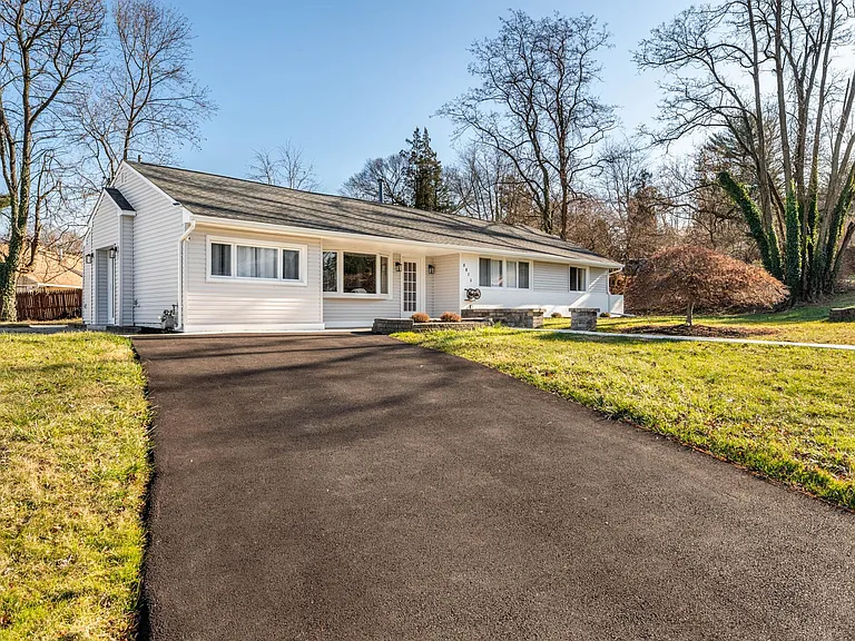 8815 Delphine Rd — Photo 9