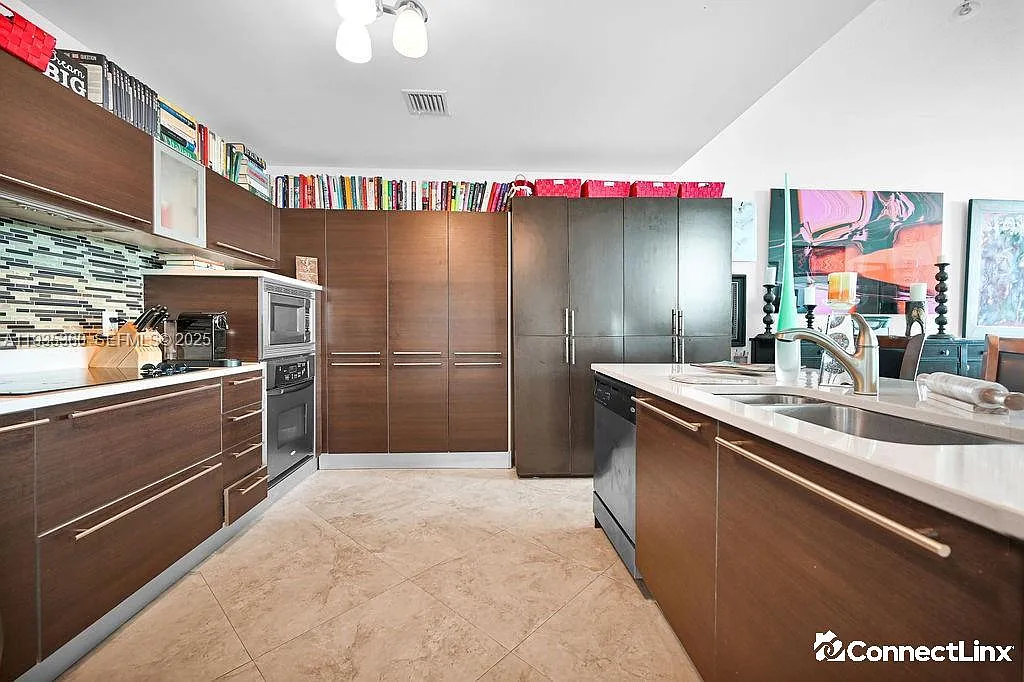 2 bed, 1.0 bath, $9,500 — Photo 2