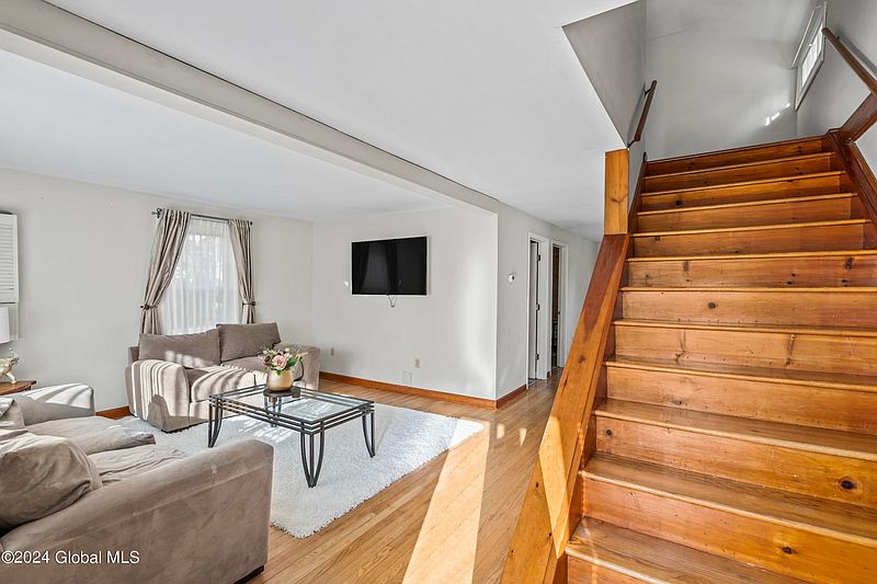 4th image of 488 Maple Avenue