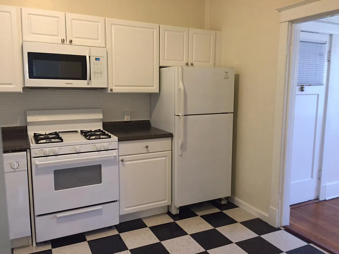 1 bed, 750 sqft, $995 — Photo 3