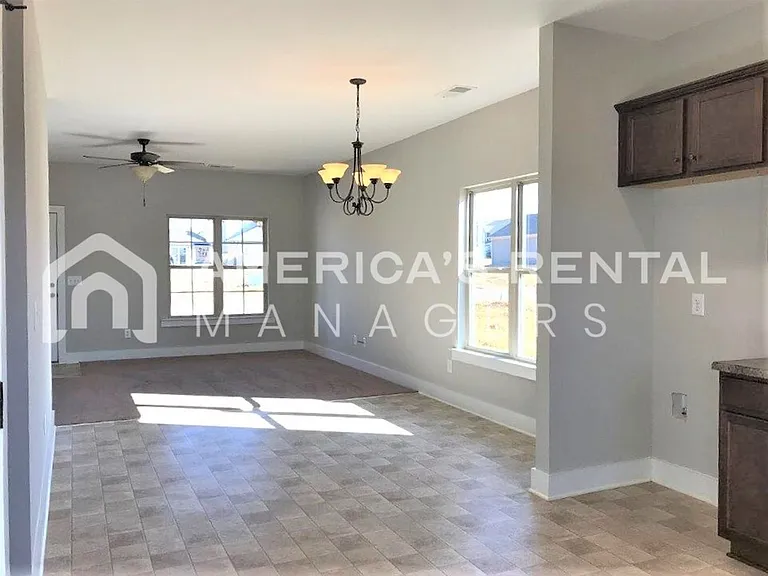 320 Union Station Dr — Photo 2