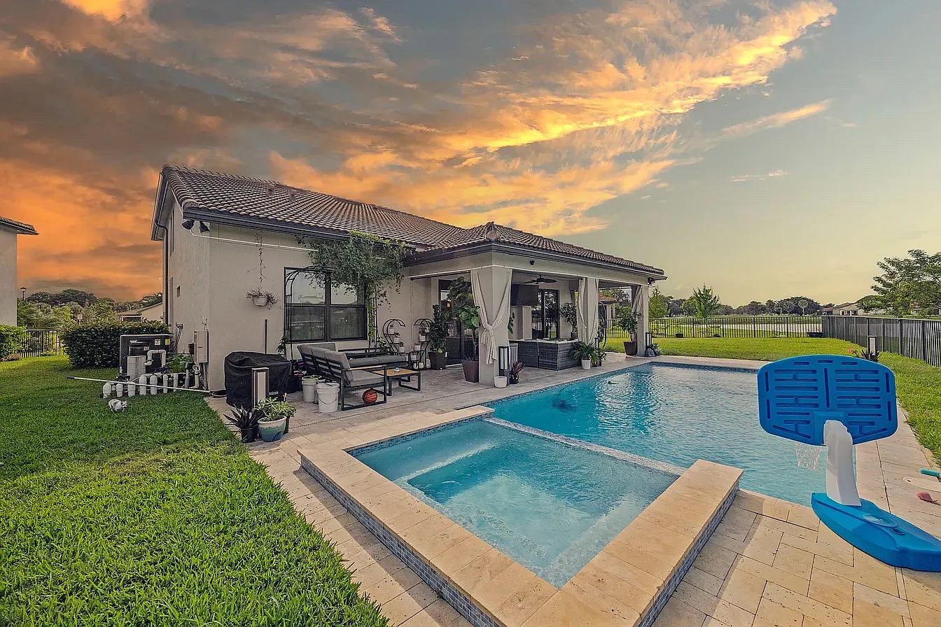 5 bed, 2860 sqft, $6,900 — Photo 2
