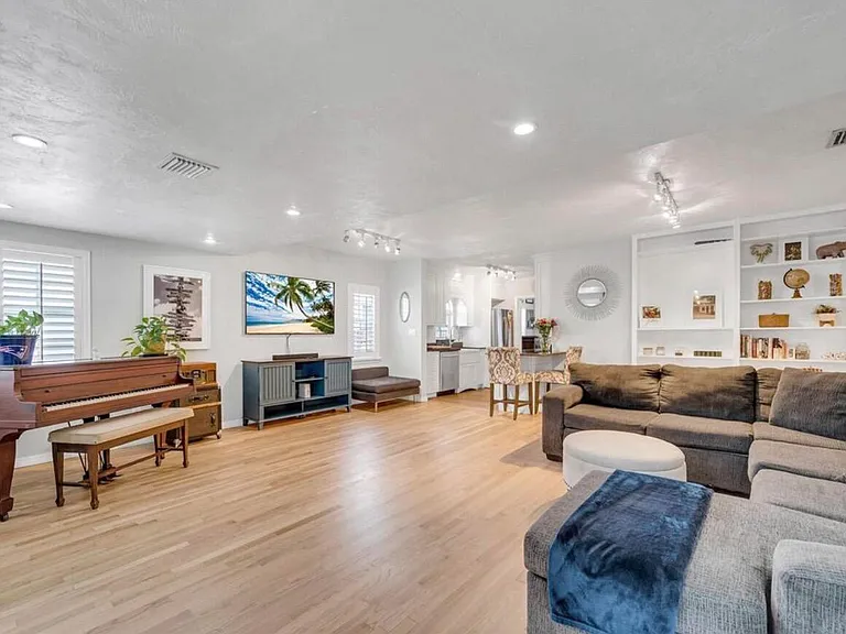 517 SW 10th St — Photo 4