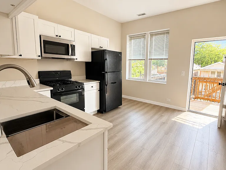 2641 W Haddon Ave #2R — Photo 2