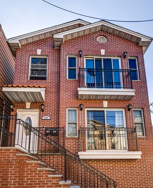 43 Manhattan Ave — Photo 1