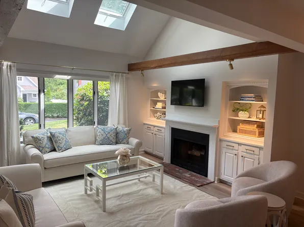 39 Blossom Ave APT 4, Osterville, MA 02655