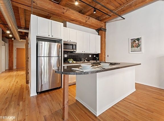 4th image of 625 W Jackson Blvd APT 302