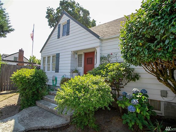 2nd image of 902 1st St NE