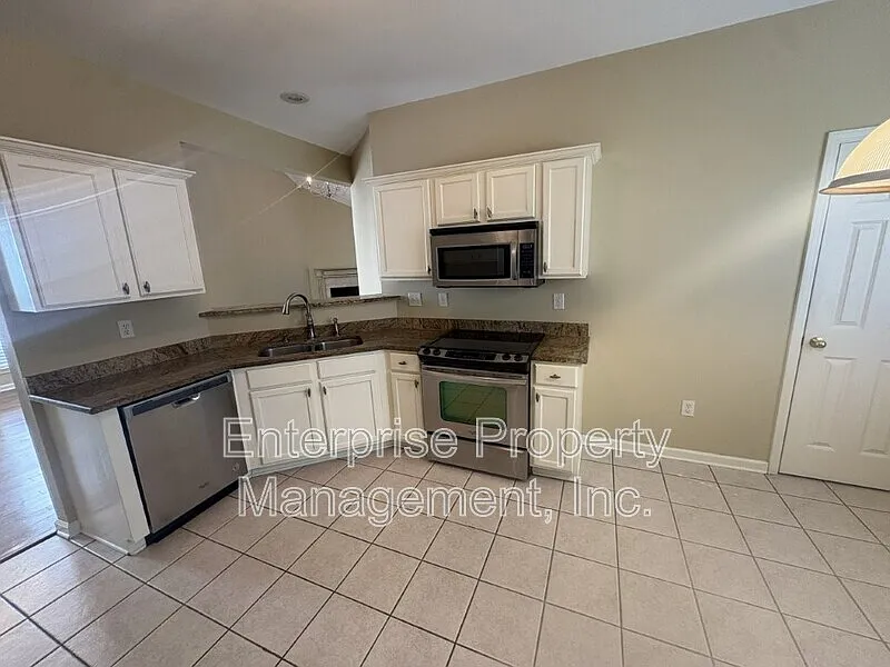 3 bed, 3.0 bath, 2199 sqft, $1,995 — Photo 4