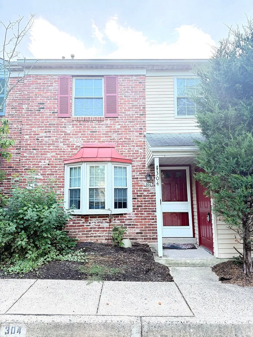304 Brookwood 3 Bedroom 2 1/2 Bath in Ambler PA — Photo 2