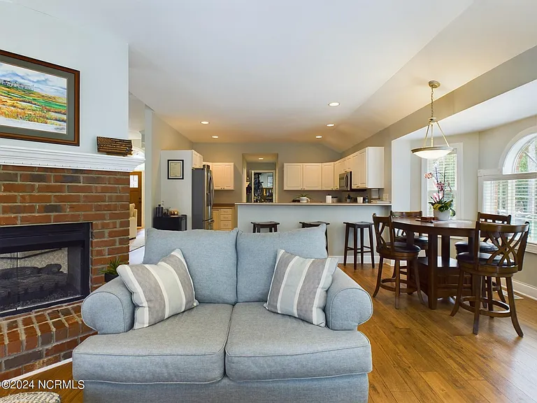 4 McQueen Pl — Photo 10