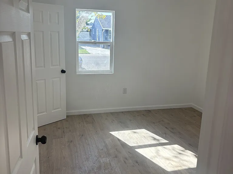 1515 W Bristol Ave — Photo 16