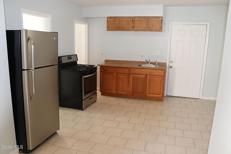 4th image of 845 Eastern Avenue