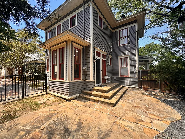 412 E 6th St — Photo 37