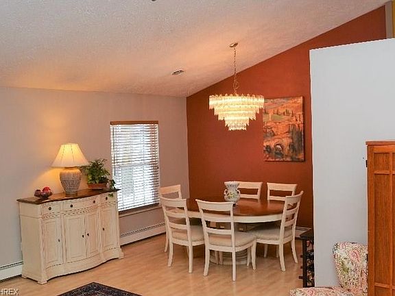 4th image of 626 Sunset Dr
