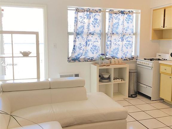 5th image of 524 Washington Ave APT 306