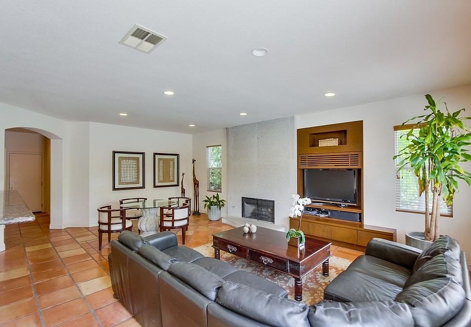 1st image of 105 Lion Cir