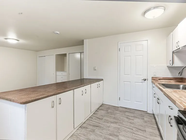 100 W Olympic Pl — Photo 30