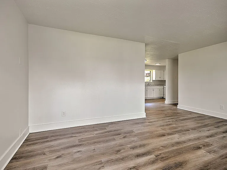 718 W G St — Photo 21