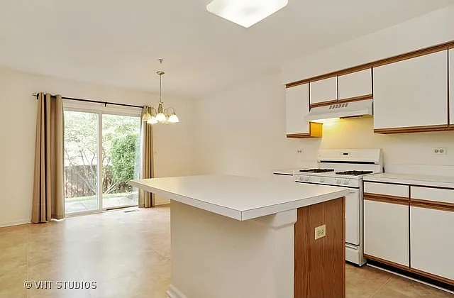 1139 Orleans Dr — Photo 4