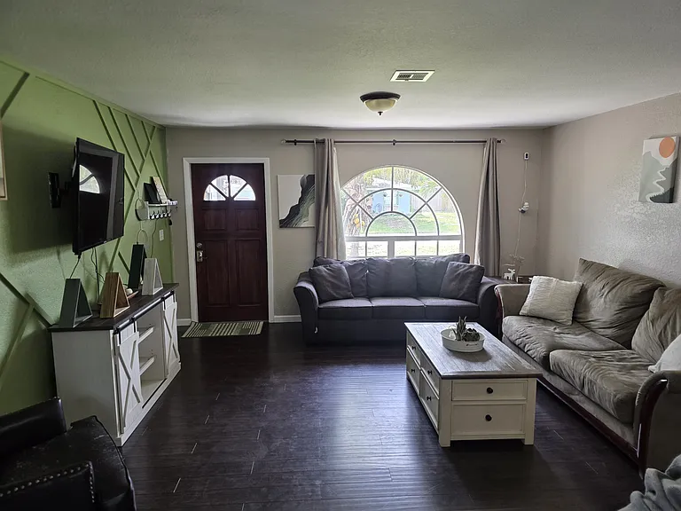 3263 Geneva St — Photo 2