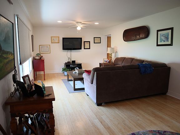 4th image of 400 Plaza Ave