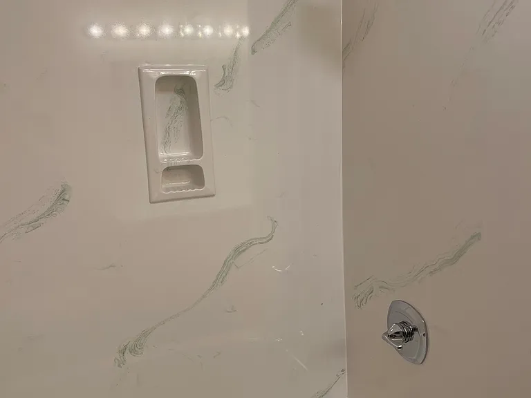 1126 BRAND NEW Bathtub & shower enclosure