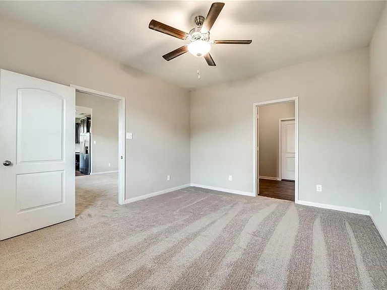 228 Ryan St — Photo 4