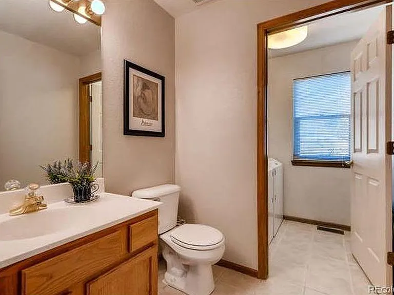Downstairs 1/2 bathroom