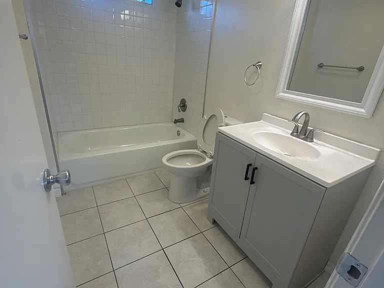 4758 Oak St #4758 — Photo 4