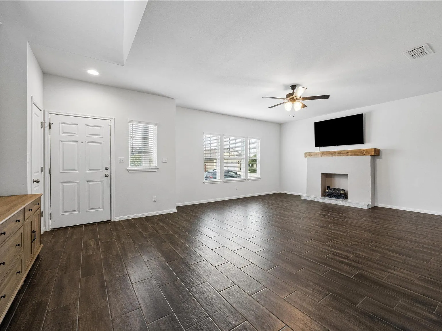 3 bed, 2.5 bath, 1803 sqft, $2,195 — Photo 2