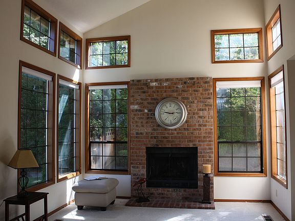 Livingroom - Vaulted ceiling