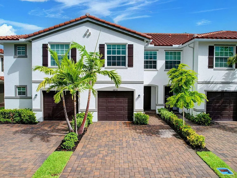6851 Broadwater Ln — Photo 30