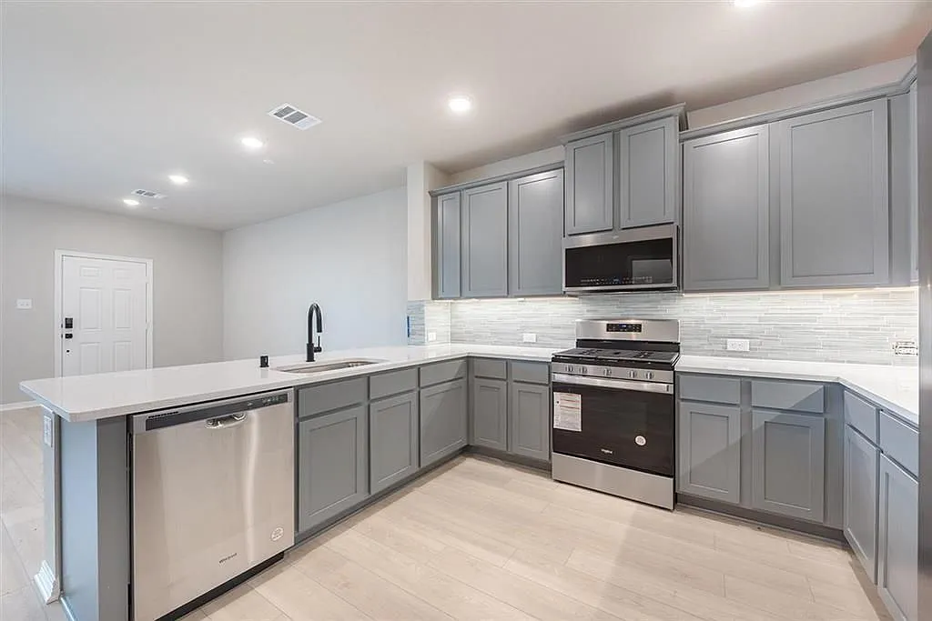 3 bed, 3.0 bath, 1762 sqft, $2,450 — Photo 2