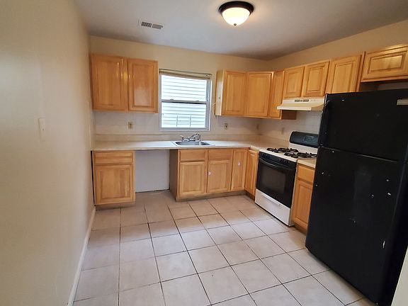 3rd image of 235 12th Ave Floor 2