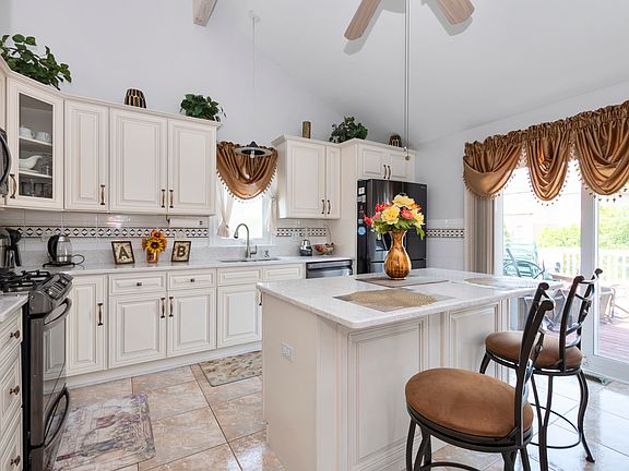 4th image of 5083 Meadow Lake Dr