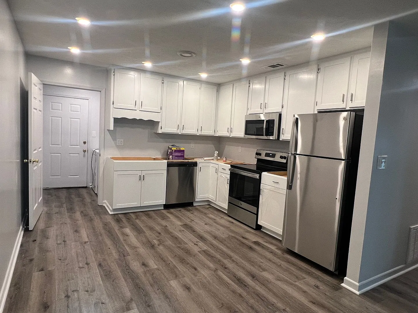 Newly renovated 2 bedroom on Barber St.! — Photo 1