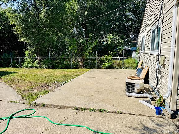 4th image of 2184 Garrick Ave