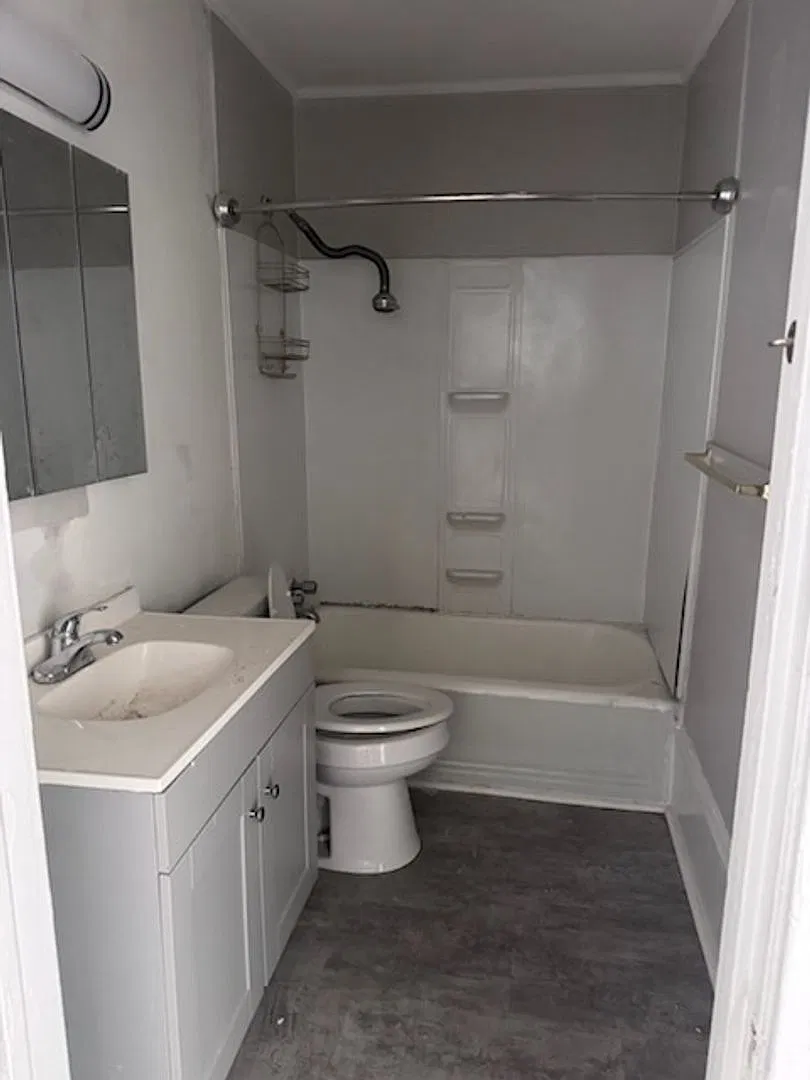 Huge one bedroom, one bath walking distance to ECU and downtown — Photo 4