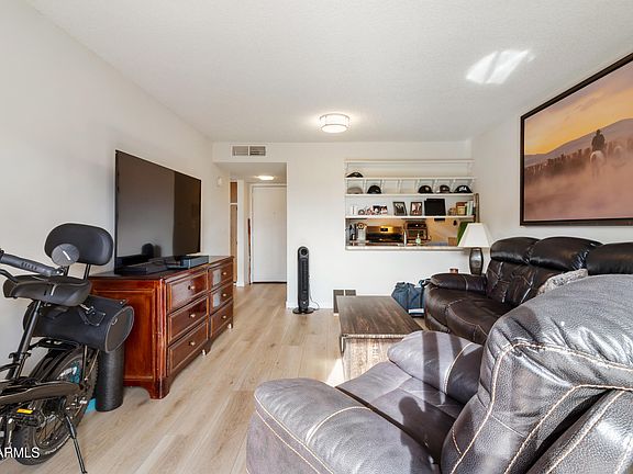 3rd image of 3033 E DEVONSHIRE Avenue #2009