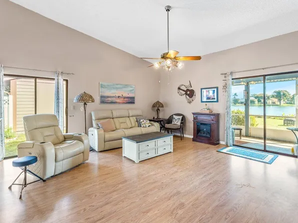 10 Buxton Lane, Boynton Beach, FL 33426