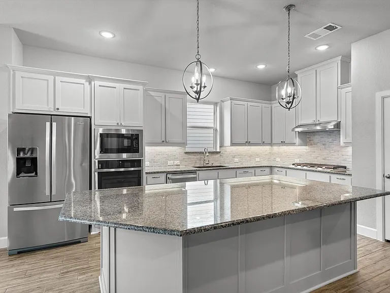 2304 Clancy Dr — Photo 3