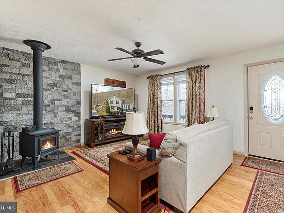 3rd image of 109 Huron Trl