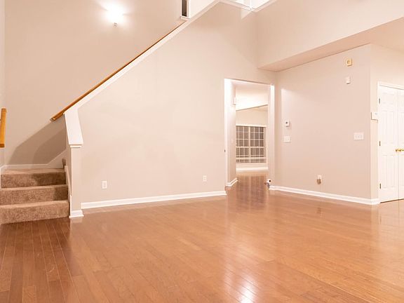 4th image of 953 Castlemaine Dr