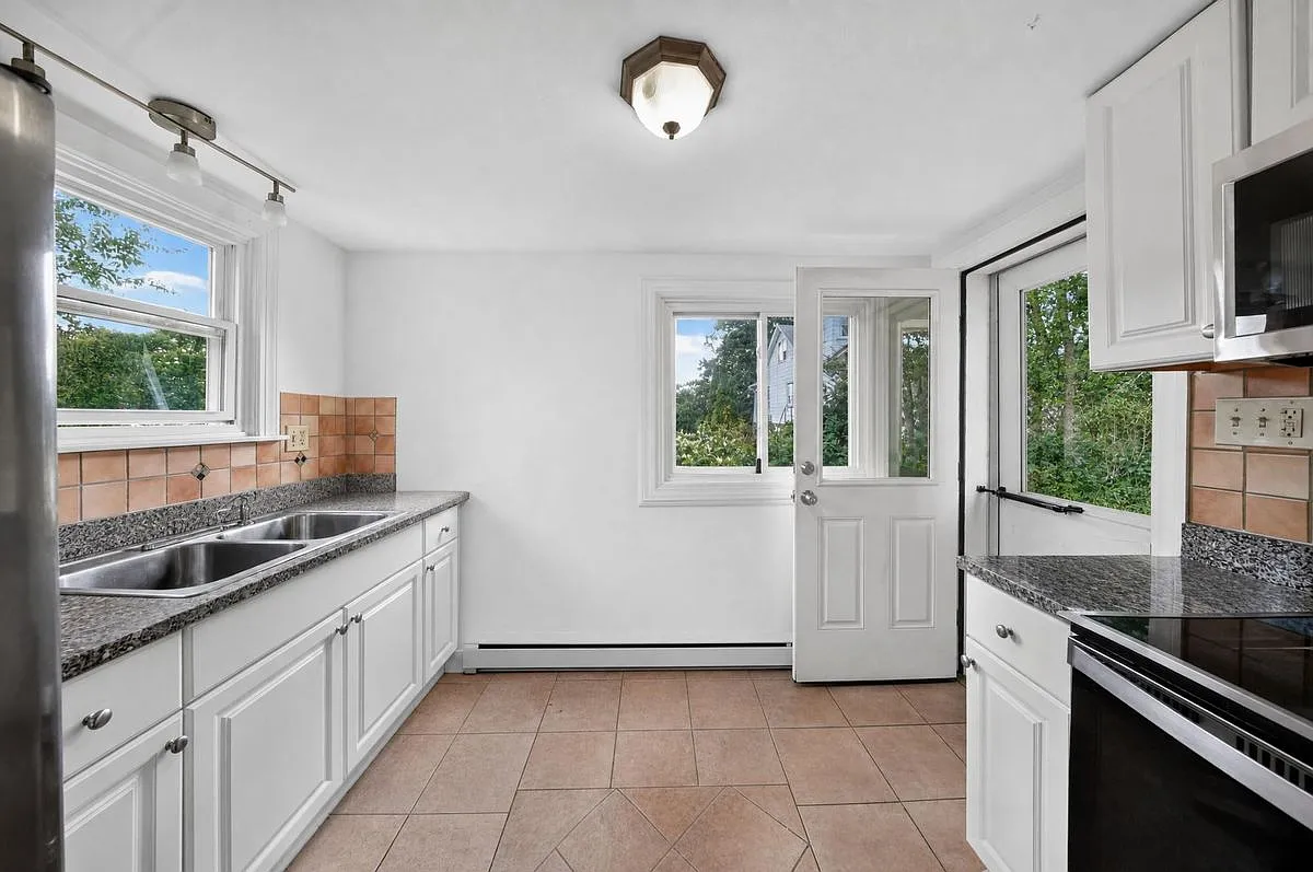 2 bed, 1.0 bath, 850 sqft, $1,800 — Photo 3