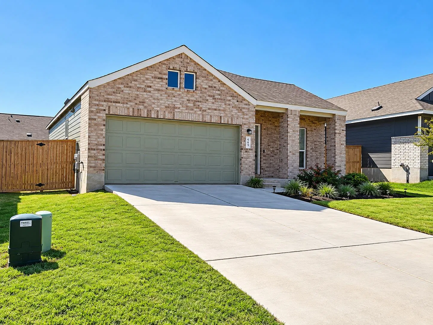 4 bed, 2.0 bath, 1649 sqft, $1,799 — Photo 2