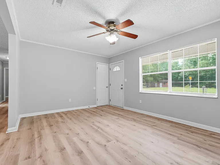 90 Andrews Ave — Photo 9